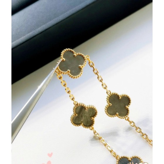 Four-leaf clover gold and grey shell bracelet