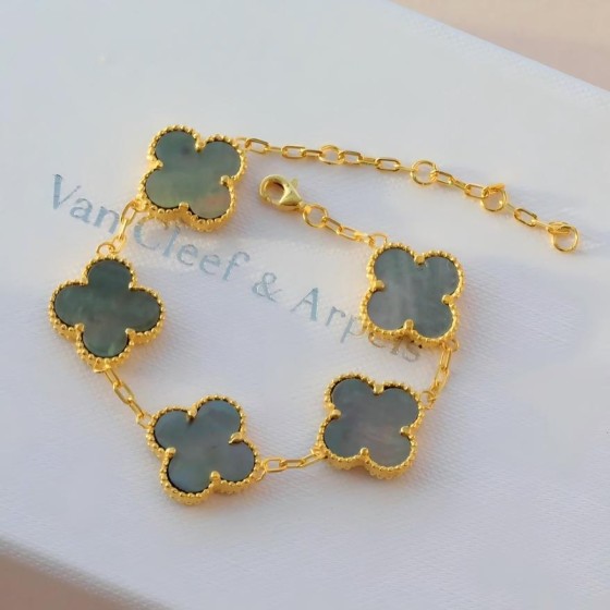Four-leaf clover gold and grey shell bracelet