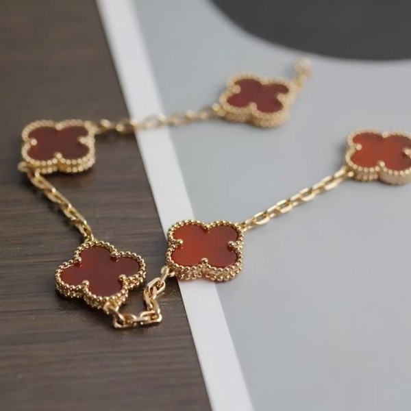 Four-leaf clover red bracelet rose gold