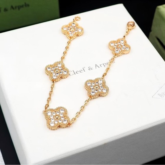 Four-leaf clover diamond bracelet gold