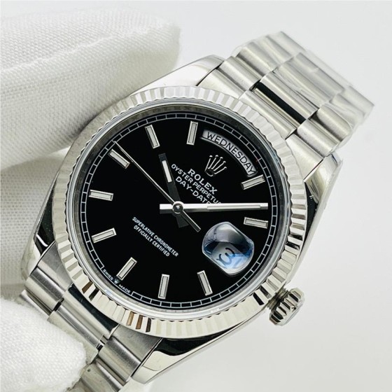 Sunday calendar series men's watch, black dial, silver bezel, 40mm, silver five-link bracelet.