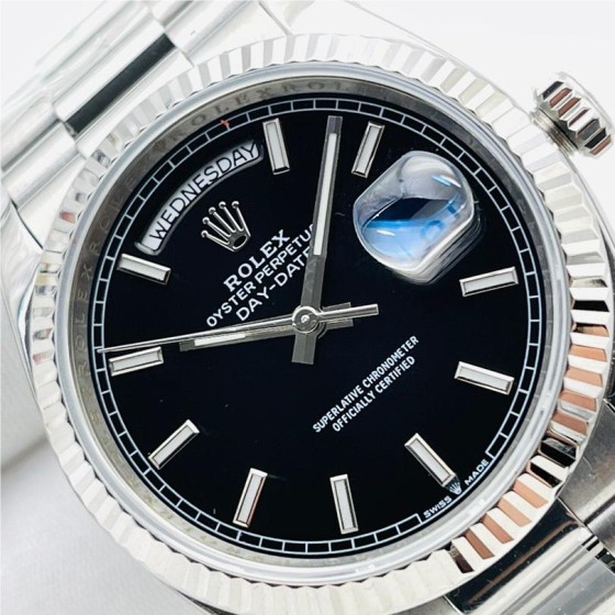 Sunday calendar series men's watch, black dial, silver bezel, 40mm, silver five-link bracelet.