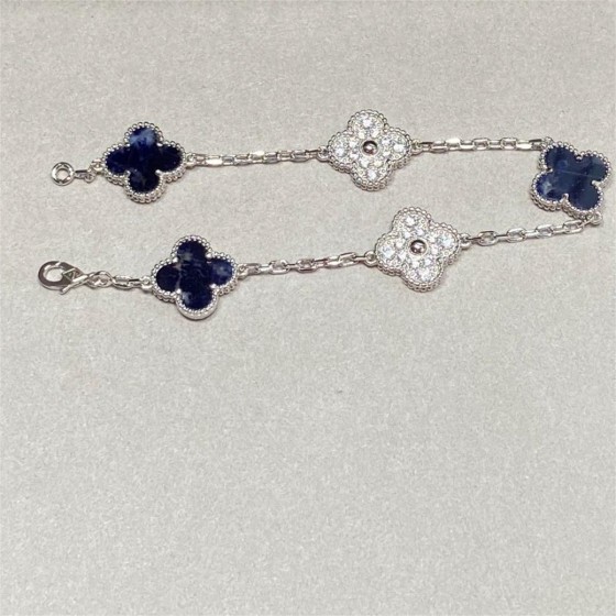 Four-leaf clover bracelet blue spaced diamonds
