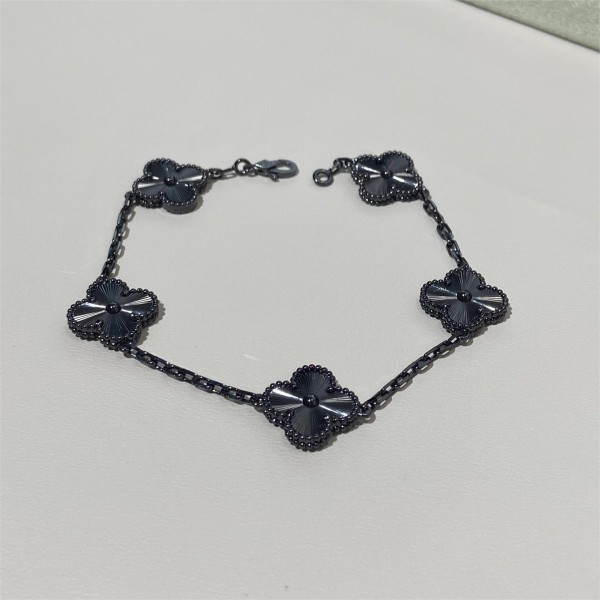 Four-leaf clover black bracelet