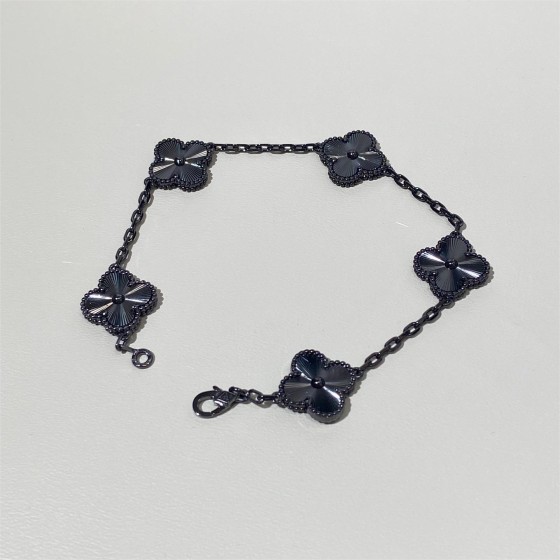 Four-leaf clover black bracelet