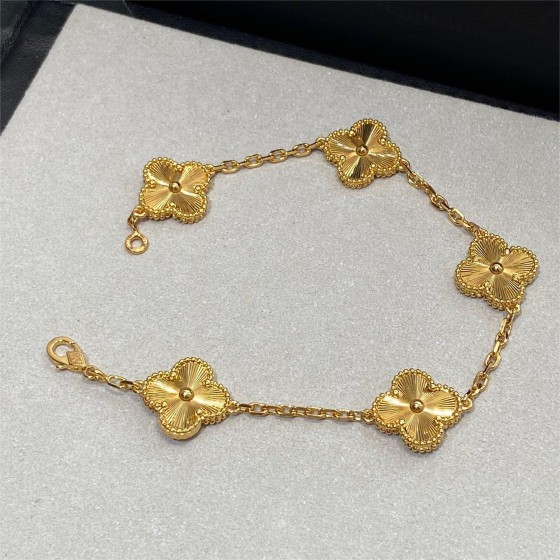 Van Cleef & Arpels bracelet gold laser-shaped