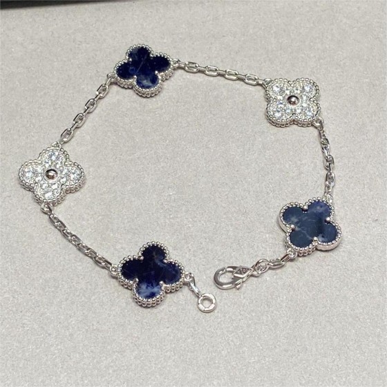 Four-leaf clover bracelet blue spaced diamonds