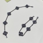 Four-leaf clover black bracelet