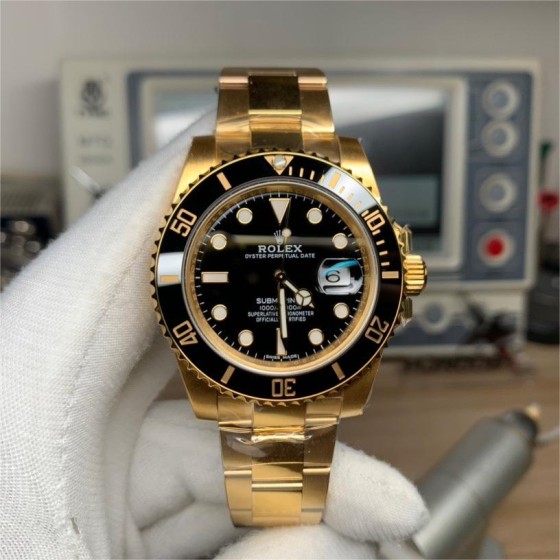 Rolex Submariner series, black dial, black bezel, 41mm, gold Oyster bracelet.