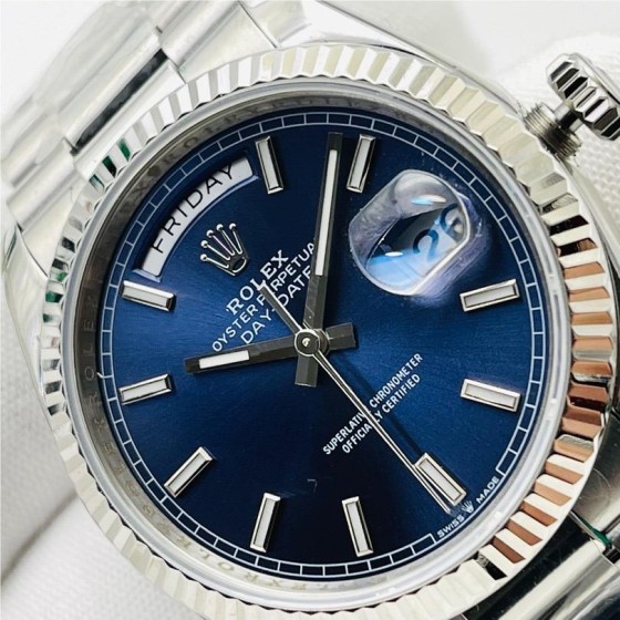 Sunday date display series men's watch, blue dial, silver bezel, 40mm, silver Oyster bracelet.