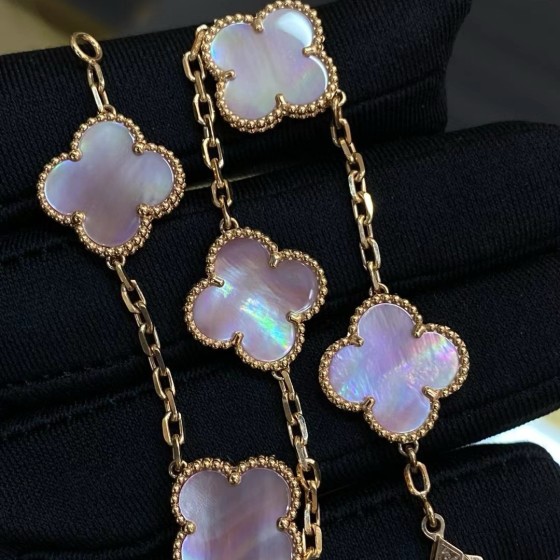 Four-leaf clover and mother-of-pearl five-flower bracelet