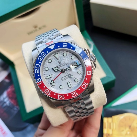 Greenwich series, meteorite-colored dial, blue and red bezel, 40mm, silver five-link bracelet.