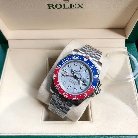 Greenwich series, meteorite-colored dial, blue and red bezel, 40mm, silver five-link bracelet.