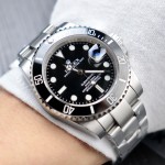 Rolex Submariner series, black dial, black bezel, 40mm, silver Oyster bracelet.