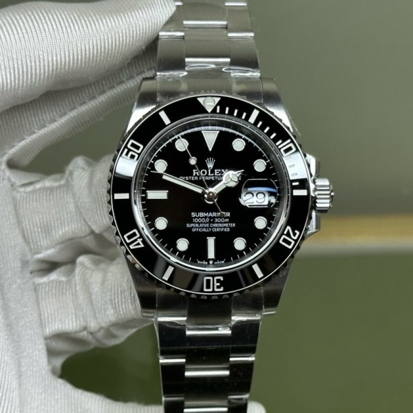 Rolex Submariner series, black dial, black bezel, 41mm, silver Oyster bracelet.