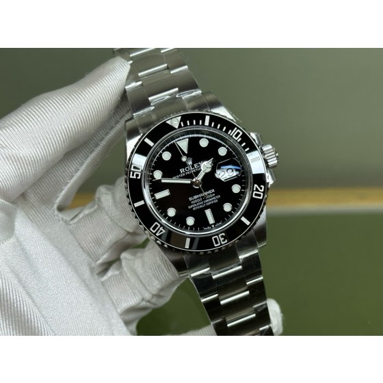 Rolex Submariner series, black dial, black bezel, 41mm, silver Oyster bracelet.