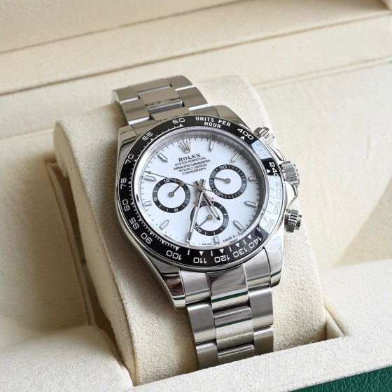 Rolex Daytona series, white dial, black bezel, silver case, 40mm, silver Oyster bracelet.