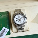 Rolex Daytona series, white dial, black bezel, silver case, 40mm, silver Oyster bracelet.