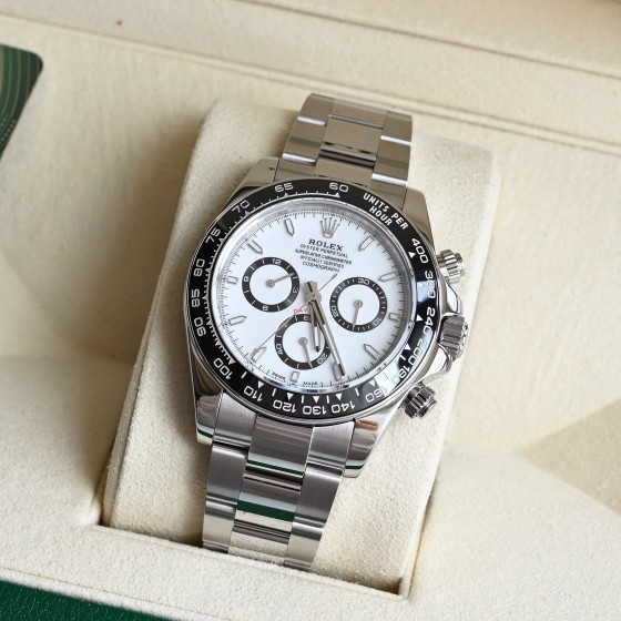 Rolex Daytona series, white dial, black bezel, silver case, 40mm, silver Oyster bracelet.