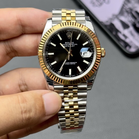 Log series men's watch, black dial, gold bezel, 41mm, two-tone five-link bracelet.