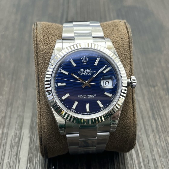 Log series men's watch, wave pattern blue dial, silver bezel, 41mm, silver Oyster bracelet.