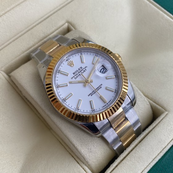 Log Series men's and women's watches, white dial, gold bezel, 41mm, two-tone Oyster bracelet.