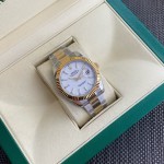 Log Series men's and women's watches, white dial, gold bezel, 41mm, two-tone Oyster bracelet.