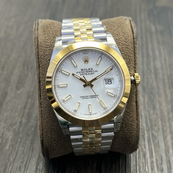 Log series men's watch, white dial, gold bezel, 41mm, two-tone five-link bracelet.