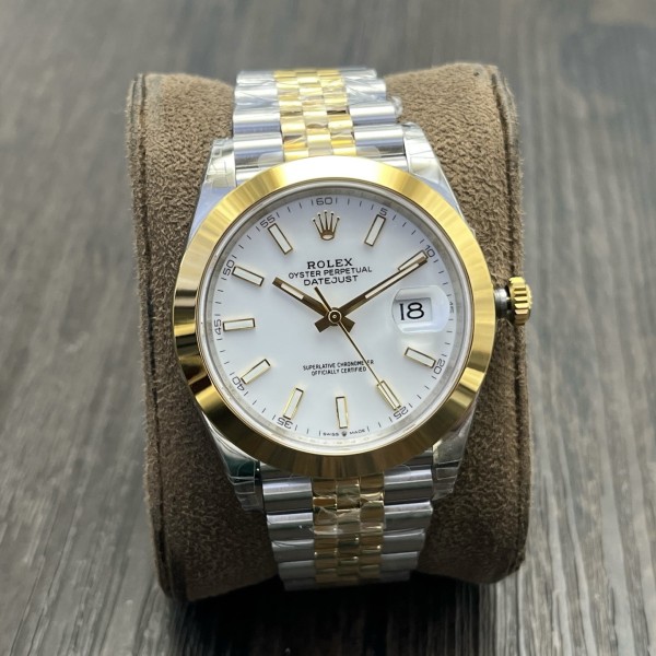 Log series men's watch, white dial, gold bezel, 41mm, two-tone five-link bracelet.