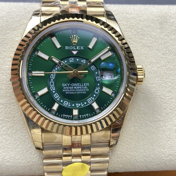Navigator series men's watch, green dial, gold bezel, 42mm, gold five-link bracelet.