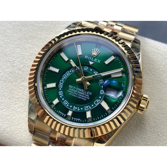 Navigator series men's watch, green dial, gold bezel, 42mm, gold five-link bracelet.
