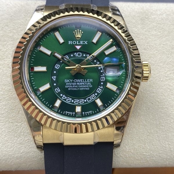 Navigator series men's watch, green dial, gold bezel, 42mm, rubber strap.