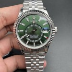 Navigator series men's watch, green dial, silver bezel, 42mm, silver five-link bracelet.