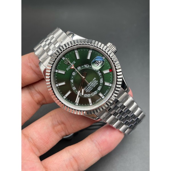 Navigator series men's watch, green dial, silver bezel, 42mm, silver five-link bracelet.