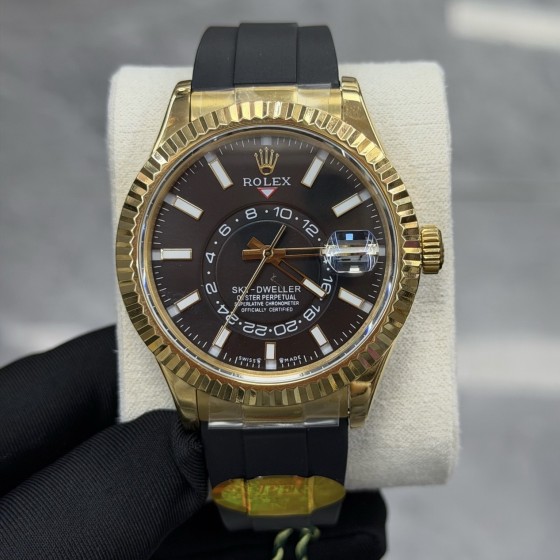 Navigator series men's watch, bright black dial, gold bezel, 42mm, rubber strap.