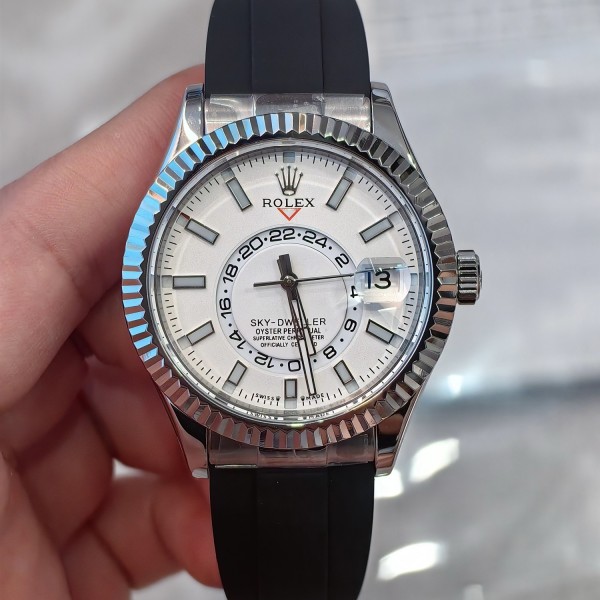 Navigator series men's watch, white dial, silver bezel, 42mm, rubber strap.