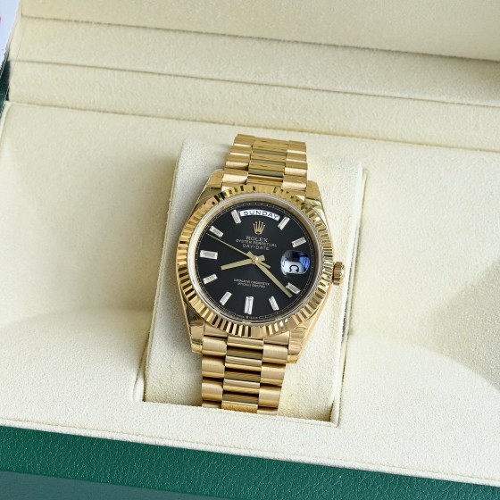 Sunday calendar series men's watch, black dial, gold bezel, 40mm, gold President-style bracelet.