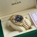 Sunday calendar series men's watch, black dial, gold bezel, 40mm, gold President-style bracelet.