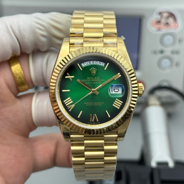 Sunday Calendar series men's watch with gradient green dial, gold bezel, 40mm case, and gold President-style bracelet.