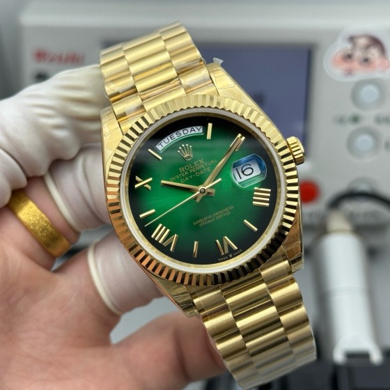 Sunday Calendar series men's watch with gradient green dial, gold bezel, 40mm case, and gold President-style bracelet.
