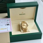 Sunday calendar series men's watch, gold dial, gold bezel, 40mm, gold President-style bracelet.
