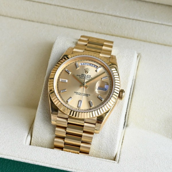 Sunday calendar series men's watch, gold dial, gold bezel, 40mm, gold President-style bracelet.