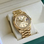 Sunday calendar series men's watch, gold dial, gold bezel, 40mm, gold President-style bracelet.