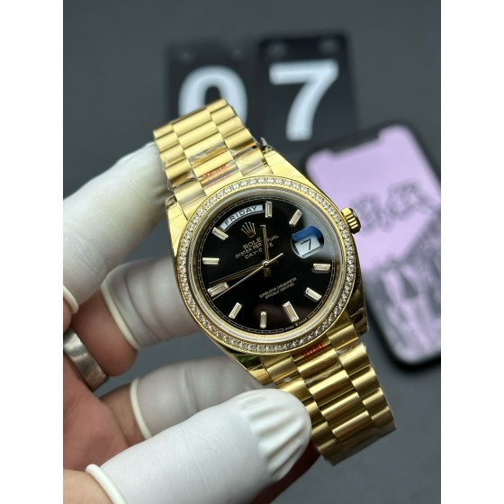 Sunday calendar series men's watch with black ice candy-colored dial, diamond-set bezel, and 40mm gold President-style bracelet.