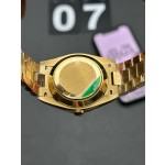 Sunday calendar series men's watch with black ice candy-colored dial, diamond-set bezel, and 40mm gold President-style bracelet.