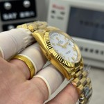 Sunday Calendar series men's and women's watches, white dial, gold bezel, 36mm and 40mm sizes, gold President-style bracelet.