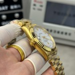 Sunday Calendar series men's and women's watches, white dial, gold bezel, 36mm and 40mm sizes, gold President-style bracelet.