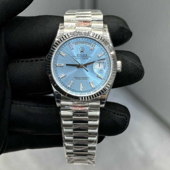 Sunday date display series men's watch, ice blue dial, silver bezel, 40mm, silver President-style bracelet.