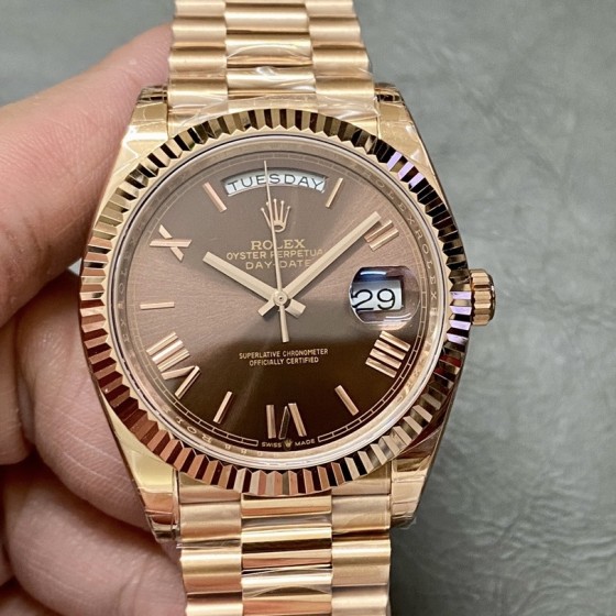 Sunday date display series men's watch, chocolate dial, rose gold bezel, 40mm, rose gold President-style bracelet.