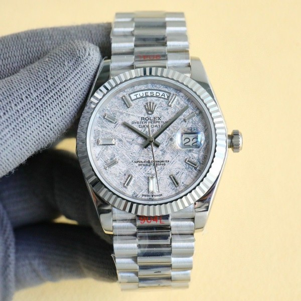 Sunday date display series men's watch, meteorite-colored dial, silver bezel, 40mm, silver President-style bracelet.